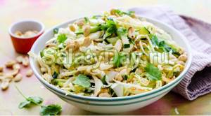 Fragrant salad with nut crumbs