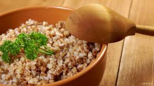 A protein-carbohydrate breakfast consists of buckwheat porridge.