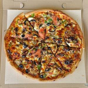 Большая лепешка пиццы 35 см имеет вес 800 г и делится на 8 кусков