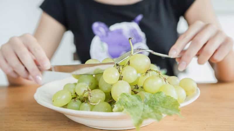 Боремся с лишним весом не голодая: можно ли есть виноград при похудении