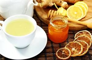 чай с имбирем, медом и лимоном в чашке