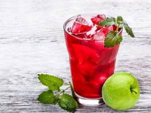 tea drink with mint and apple