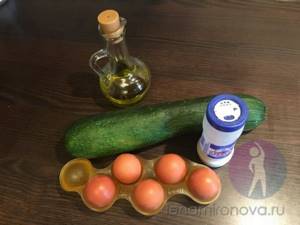 Zucchini, eggs, salt, vegetable oil