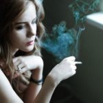 девушка курит