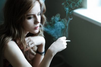 девушка курит