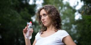 Девушка-с-бутылкой-воды-дефицит-жидкости-влияние-на-процесс-усвоения-белка-школа-диетологов-Лары-Серебрянской