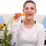 Девушка с морковкой - Морковь для похудения