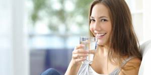 Girl-with-a-glass-of-water-to-reduce-stomach-size-Lara-Serebryanskaya