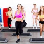 Девушки на групповом занятии фитнесом
