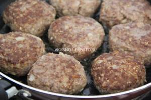 Dietary beef cutlets with oatmeal. Cutlets with oat flakes 