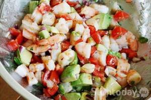 Diet salad with avocado and shrimp. Salad with shrimp and avocado 