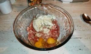add eggs to minced meat