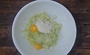 добавляем яйца к кабачку