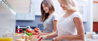 Две девушки готовят себе диетическую еду
