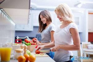 Две девушки готовят себе диетическую еду