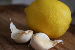 Photo of lemon and garlic cloves