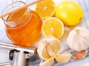 Photo of honey, garlic and lemon
