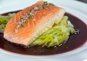 steamed pink salmon, calorie content