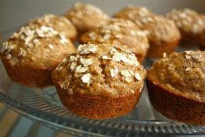 Ready-made cupcakes can be decorated with oatmeal