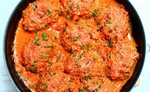 Grechaniki with minced chicken in tomato sauce