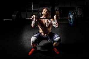 How to lift the barbell correctly to pump up your biceps