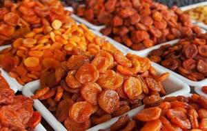 How to choose and store dried apricots correctly
