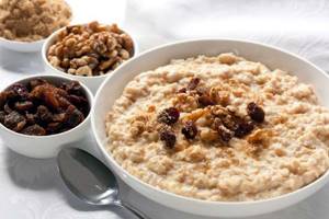 calorie content of oatmeal with raisins