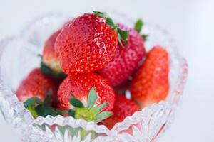 calorie content of frozen strawberries with sugar
