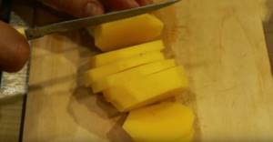 Картофель порезать на пластинки