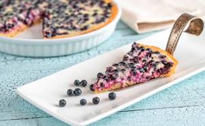Quiche with blueberries in sour cream filling