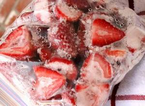 strawberries frozen calories per 100