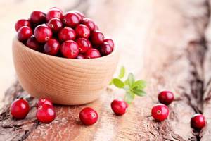 Cranberries contain a lot of antioxidants that destroy free radicals, maintaining youthful cells throughout the body.