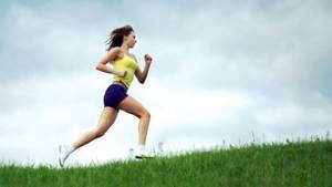 When is it better to run in the morning or evening for weight loss?