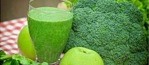 Broccoli parsley and green apple smoothie