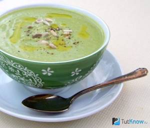 Cream of broccoli soup with chicken