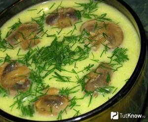 Creamy broccoli soup with champignons