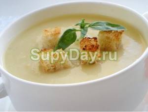 Creamy zucchini soup with chicken broth
