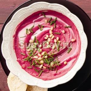Cream soup with zucchini and beets