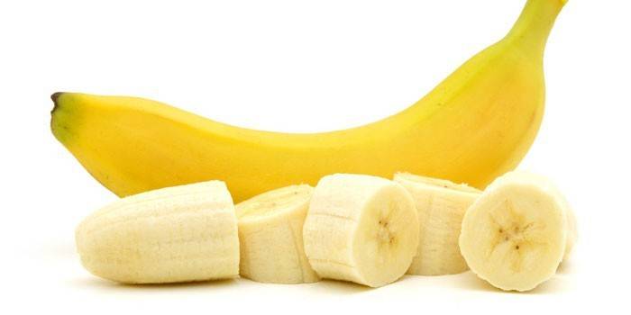 Кусочки банана и целый банан