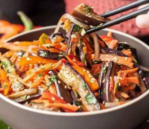 Noodles with persimmon and eggplant