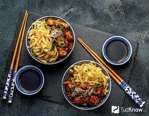 Noodles with soy sauce and chicken breast