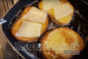Ломтики сыра на хлебе