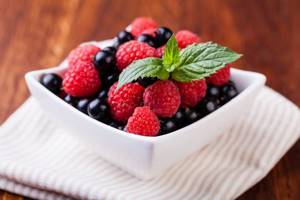 Any berries are filled with antioxidants that protect body cells from destruction and have a beneficial effect on the brain.
