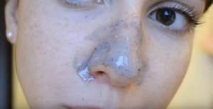 Mask with gelatin and charcoal for blackheads on the nose