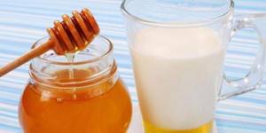 Мед в банке и молоко с медом в чашке