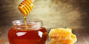 Honey in a jar and in a honeycomb