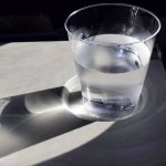 Минеральная вода без газа в стакане