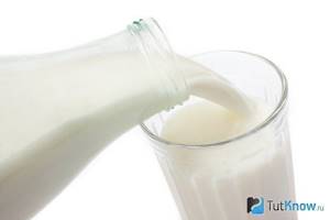 Молоко наливают в стакан из бутылку