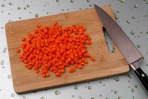 Морковь нарезать маленькими кубиками