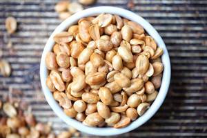 Is it possible to eat peanuts while losing weight?